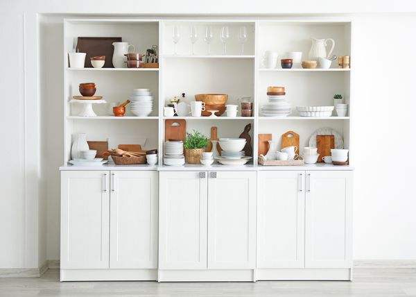 غرفه سفید با ظروف سرامیکی و چوبی در آشپزخانه