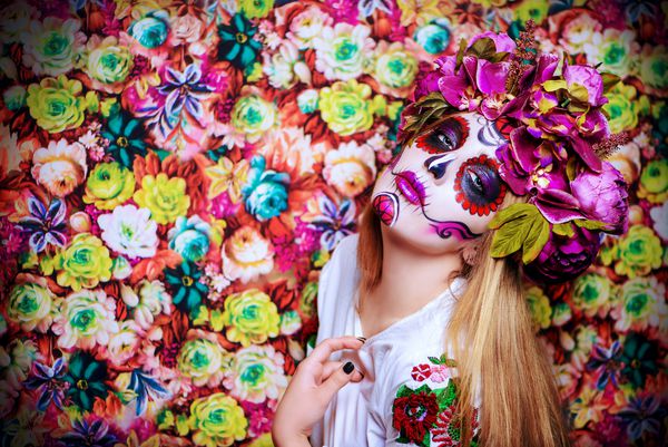 Dia de los muertos روز مرگ زن با آرایش جمجمه قند در زمینه گل Calavera Catrina هالووین