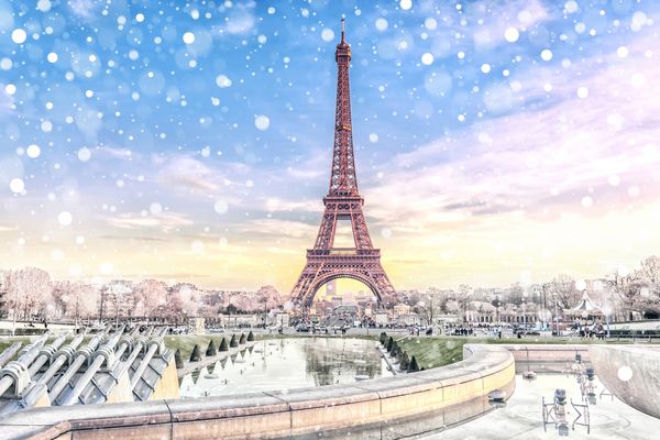 نمای برج ایفل در پاریس در زمان کریسمس فرانسه پیشینه سفر عاشقانه