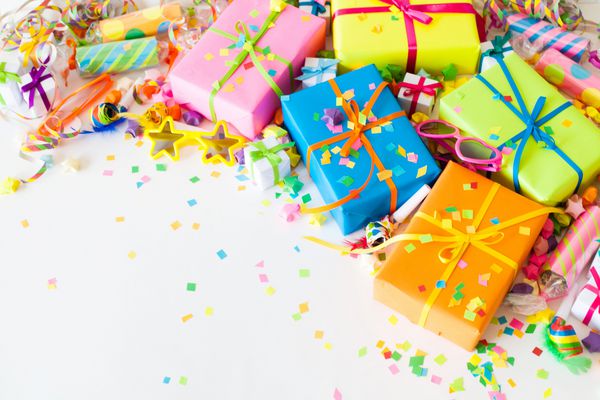 هدایا برای کریسمس یا تولد جعبه های هدیه رنگی با روبان های رنگارنگ