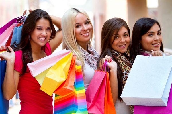 گروهی از زنان خرید زیبا با کیف و لبخند