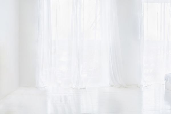 اتاق سفید خالی با پرده در ویندوز داخلی انتزاعی