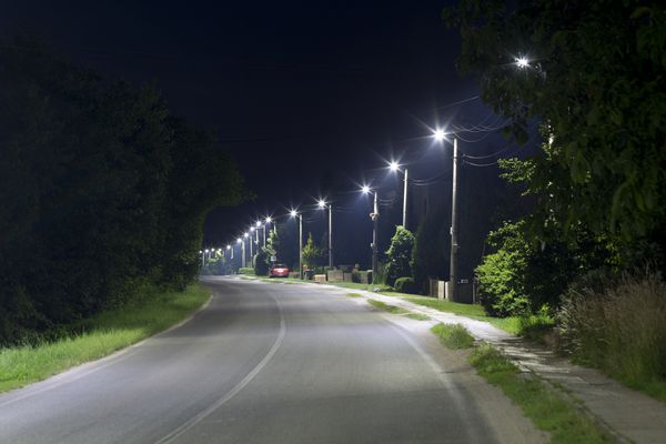 خیابان روستای طولانی با چراغهای LED