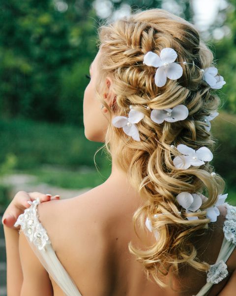 مدل موهای عروسی زیبا روی موهای سبک تارهای یونانی یونانی از فرهای با تزئین در مو مدل موهای عصر با پارچه