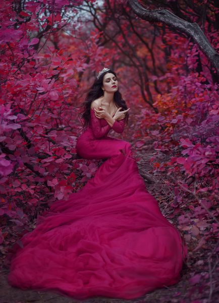 دختر خیره کننده باور نکردنی با لباس بنفش زمینه فوق العاده پاییز است عکاسی هنری