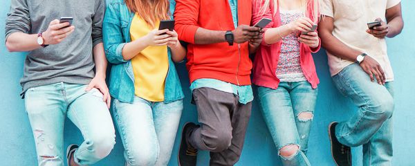 گروهی از دوستان که تلفن های همراه هوشمند را تماشا می کنند اعتیاد نوجوانان به روندهای جدید فناوری مفهوم جوانی فنی اجتماعی و دوستی تمرکز اصلی روی دستان مرکز