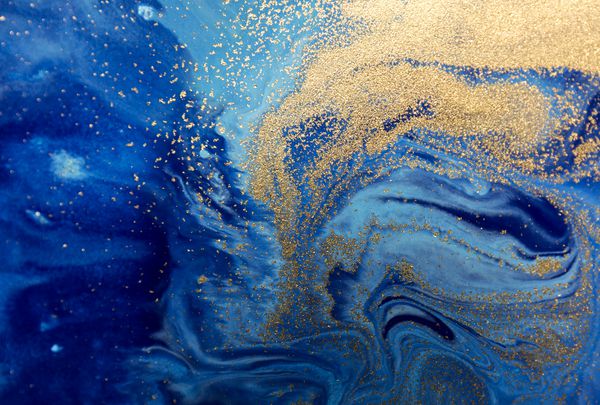 پس زمینه انتزاعی آبی با مارپیچ های طلایی الگوی جوهر مرمر مایع