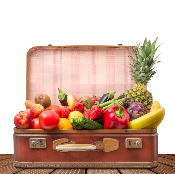 چمدانی قدیمی پر از میوه و سبزیجات