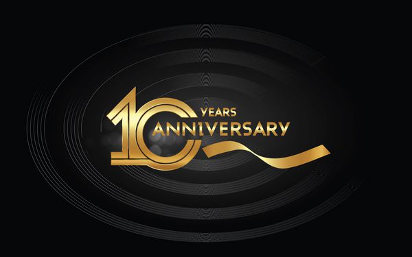 لوگوی سالگرد 10 سال با شماره چند خطی و روبان طلایی بر روی زمینه سیاه جدا شده است