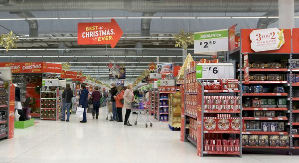 LIVINGSTON اسکاتلند انگلیس 9 دسامبر 2017 مشتریان در طول شلوغ کریسمس سال نو مشغول خرید در سوپر مارکت Asda Walmart هستند