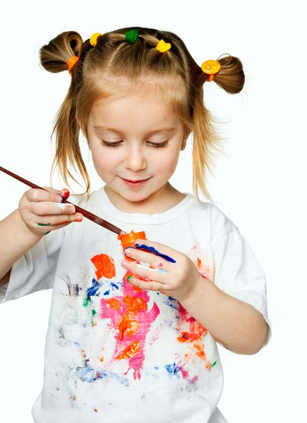 دختر کوچک زیبا با یک تی شرت در رنگ