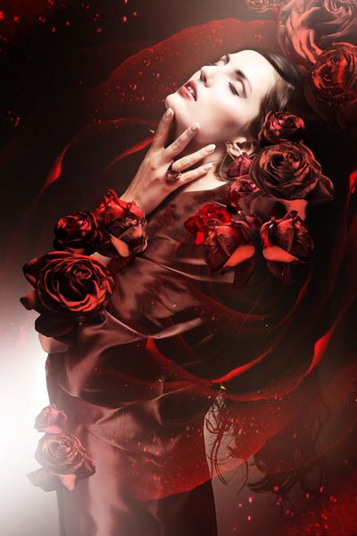 زن رنگی شکلاتی با گل رز قرمز