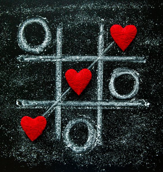 قلب ها را در پس زمینه بافت چوبی عاشق کنید مفهوم کارت روز ولنتاین قلب برای پس زمینه روز ولنتاین