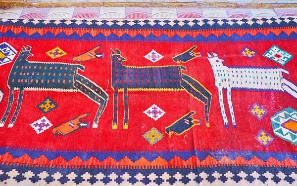 جزئیات الگوی فرش قبیله ای عشایر عتیقه حیوانات رنگی پرندگان و الگوهای هندسی وکیل بازار شیراز ایران