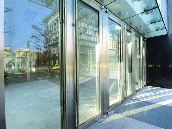 درب شفاف ساختمان مدرن