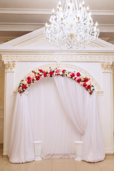 منطقه عکاس عروسی amp x27؛ s با گل های لاله و گل تزئین شده است