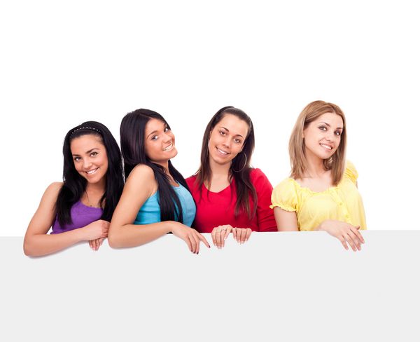 دختران نوجوان که دارای تخته خالی چهار دانش آموز خندان جدا شده در زمینه سفید هستند