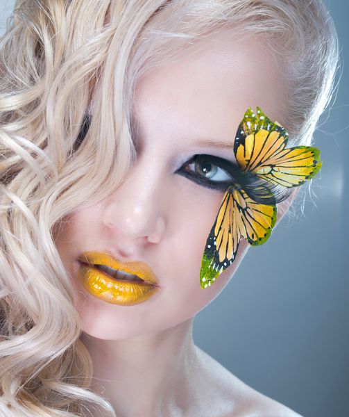 زن فرفری با پروانه زرد روی مژه ها