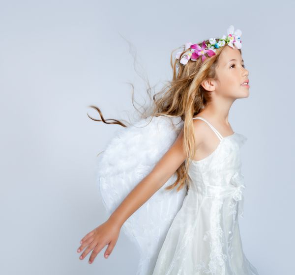 دختر بچه فرشته با باد در مو