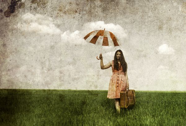 دلربایی با چتر و چمدان در مزرعه کلزا بهاری عکسی به روش تصاویر قدیمی