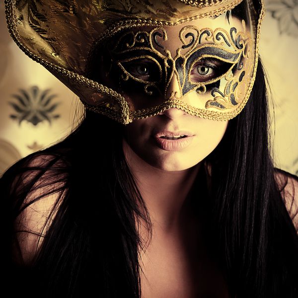 عکس گرفتن از یک زن در یک ماسک بر روی پس زمینه پرنعمت