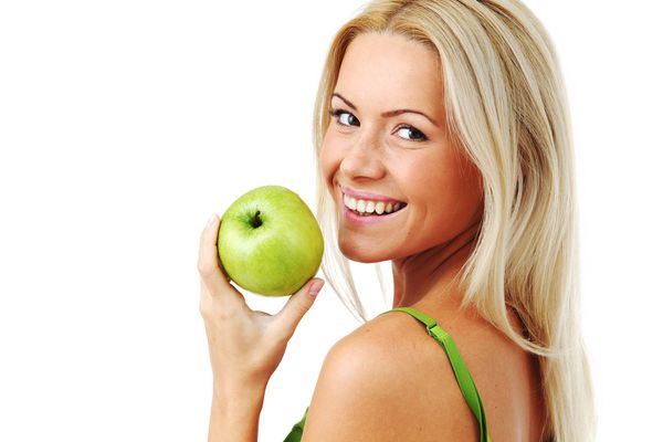 زن سیب سبز می خورد