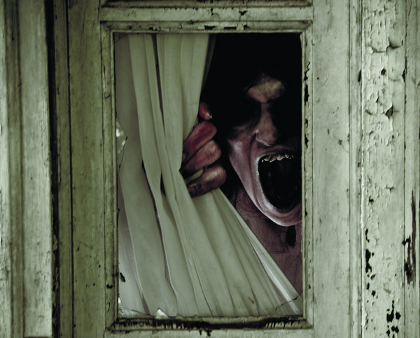 صحنه ترسناک زن ترسناک که از یک پنجره کوچک تمرکز می کند روی دهان است