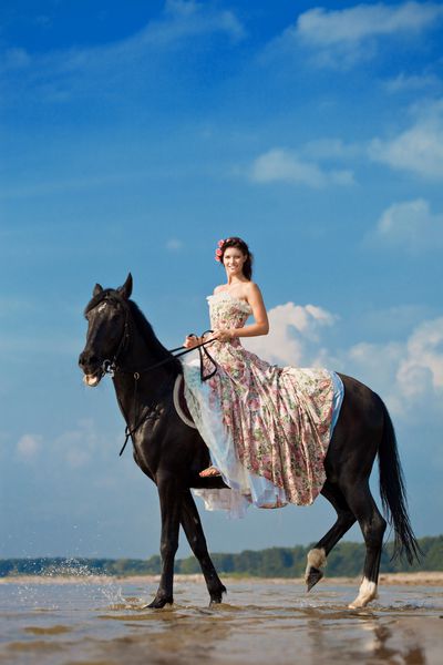 تصویر یک زن بر روی یک اسب در دریا