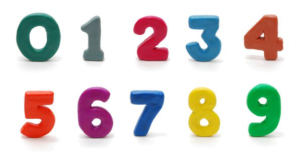 ارقام رنگی تصادفی به ترتیب حروف الفبا جدا شده بر روی سفید صفر یک دو سه چهار پنج شش هفت هشت نه