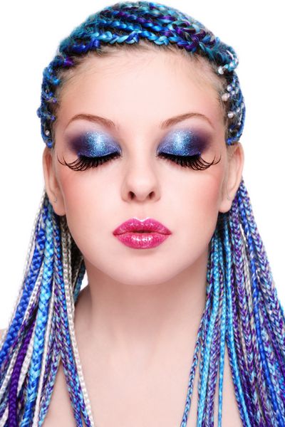 پرتره دختر جوان زیبا با مدل موهای آبی فانتزی و مژه های جعلی طولانی اضافی در زمینه سفید