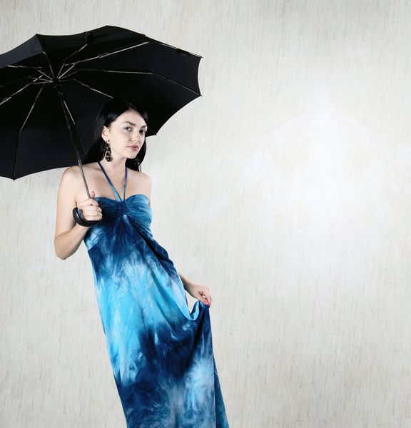 زن جوان با چتر باران