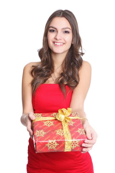 زنانی که با یک هدیه در دست او لبخند می زنند