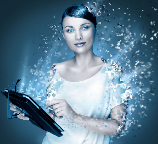 عکس پوستر زن زیبا و جوانی که از رایانه لوحی خود استفاده می کند و در حال سقوط است مفهوم زندگی مجازی نگاه سرد منجمد