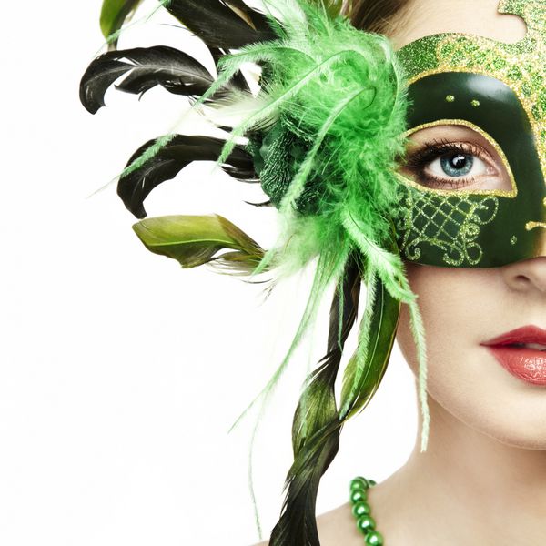 زن جوان زیبا در یک ماسک ونیز سبز مرموز