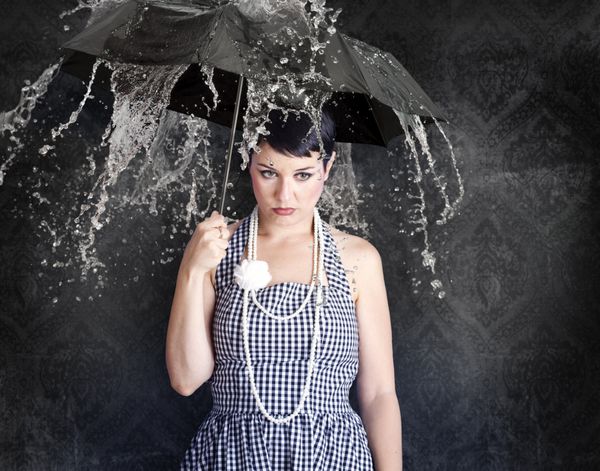 گیل زیبا با چتر در حالت افسرده احساسات