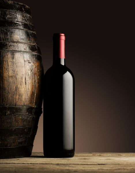 بطری قرمز و بشکه چوبی