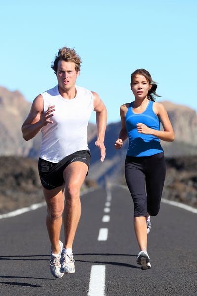 در حال اجرا زن و شوهر تمرین دویدن در فضای باز دویدن در چشم انداز زیبا جاده تمرینات ورزشی مناسب مرد قفقازی زن آسیایی