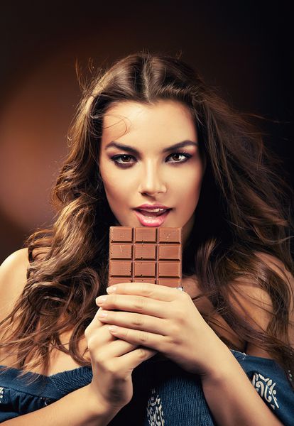 زن پرشور با شکلات