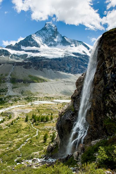 قله کوه Matterhorn با آبشار در تابستان زرمات سوئیس