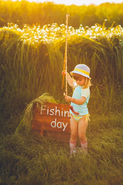 دختر بچه ای که در ماهیگیری بازی می کند