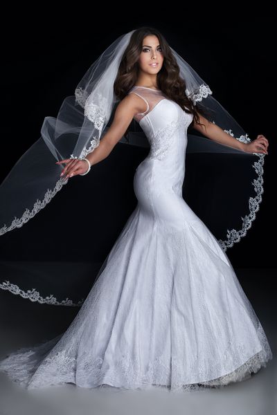زن زیبا در لباس عروسی