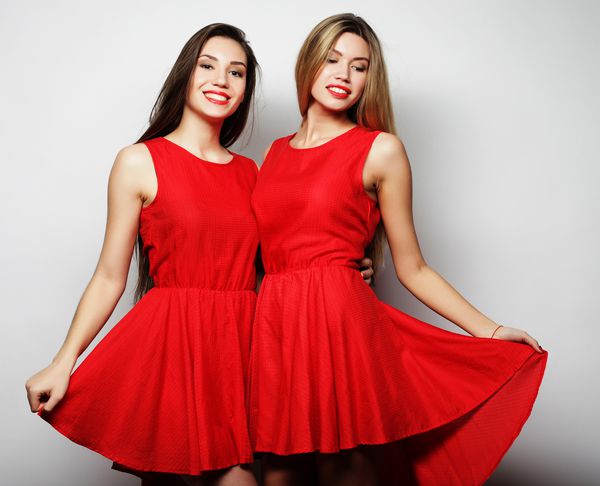 دختران جوان با لباس قرمز و با زمینه سفید