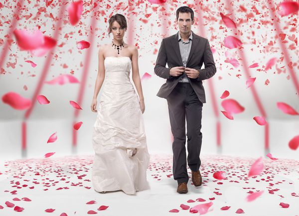 زوج عروسی که با گل سرخ می شوند