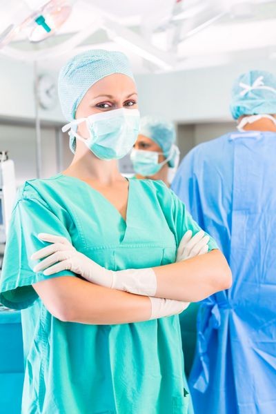 Krankenhaus Junge amp Auml؛ rztin oder Steir Chirurgin in einem sterilem OP-Saal oder Reinraum einer Klinik