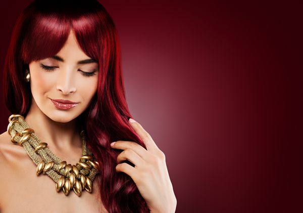 زن مدل مو با موهای مجعد قرمز دختر سرخ زیبا