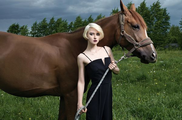 زن سوار زیبا با اسب