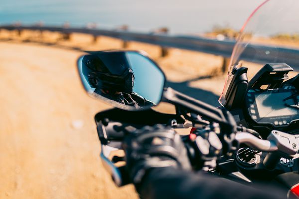 موتور سوار موتور سیکلت با انعکاس در آینه نمای جانبی دستگیر می شود