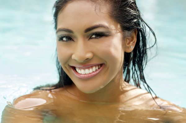 زن جوان و خنده دار جذاب در استخر شنا