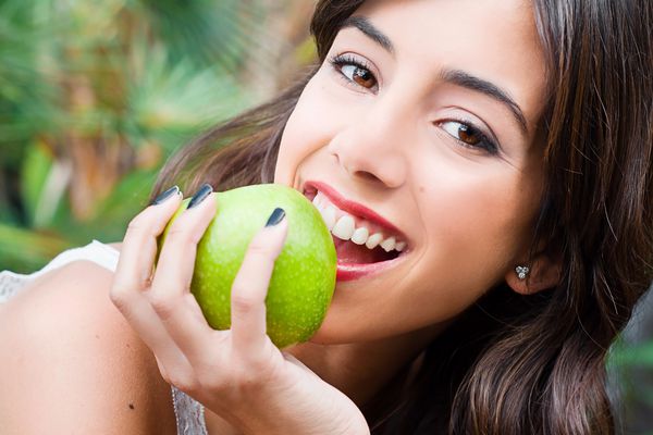 پرتره یک زن جوان و یک چهره در حال خوردن سیب