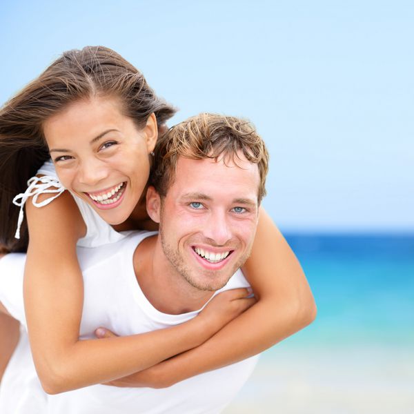 زن و شوهر مبارک در تعطیلات تفریحی تابستانی در ساحل